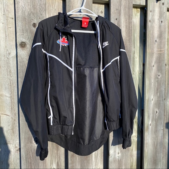 NIKE Women’s Athletics Canada Windrunner Jacket - Picture 1 of 6
